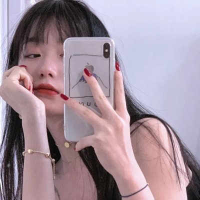 给小酒馆女子喝高杯酒